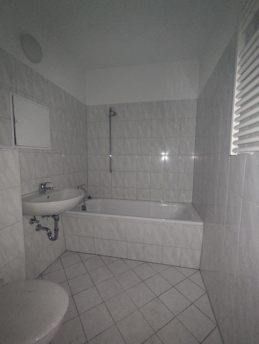 "Wohnen für die Familie: Großzügige 4-Zimmer-Wohnung mit Balkon"