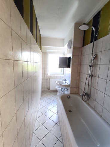 "Geräumige 3-4 Zimmer Wohnung mit guter Aussicht - Ihr neues Zuhause mit viel Platz!"