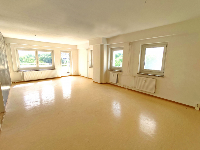 "Geräumige 3-4 Zimmer Wohnung mit guter Aussicht - Ihr neues Zuhause mit viel Platz!"